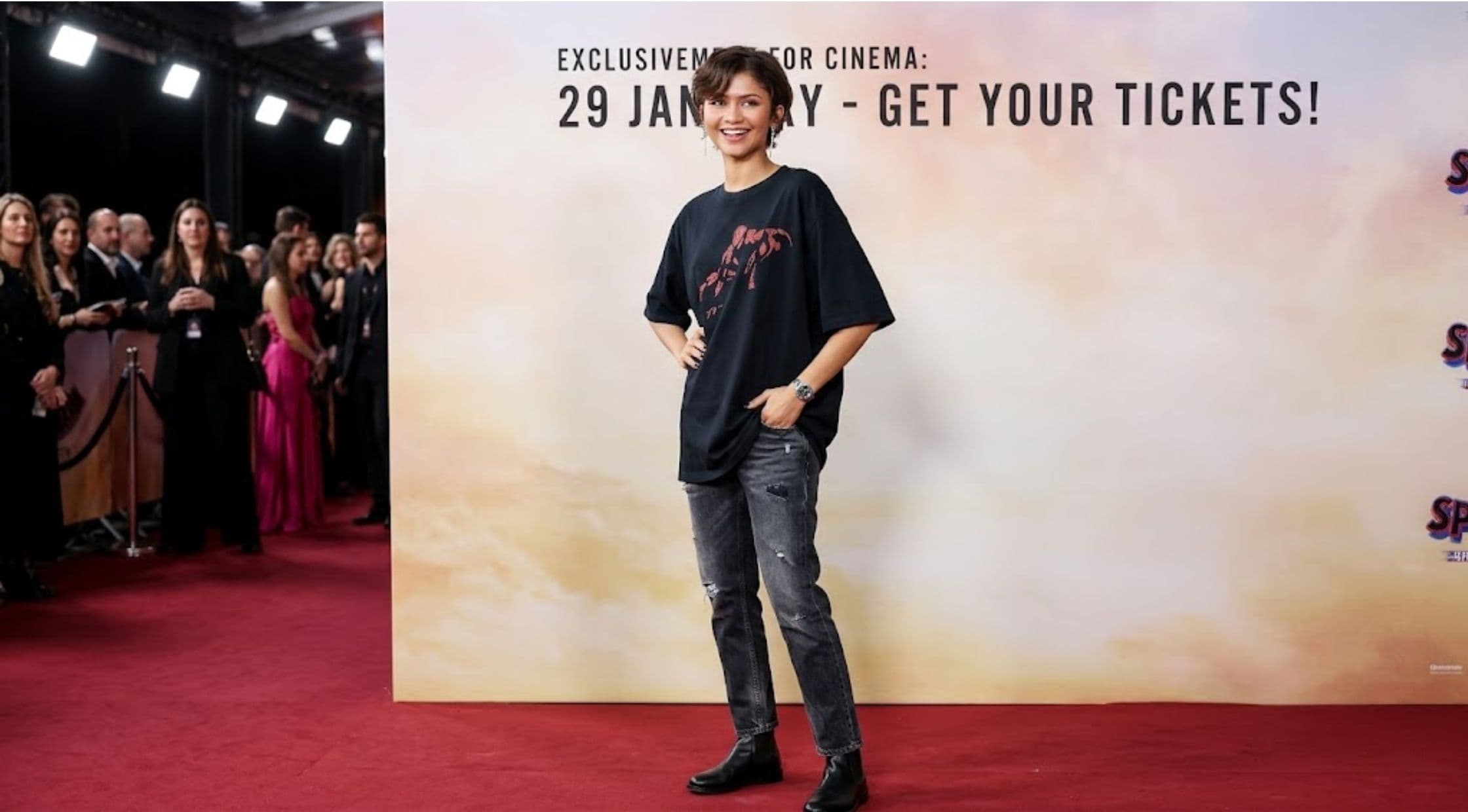 How to Get Zendaya’s Paris Fan Event Photocall T-Shirt Look